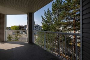 Spacious wraparound patio with lovely views in Larkspur condo