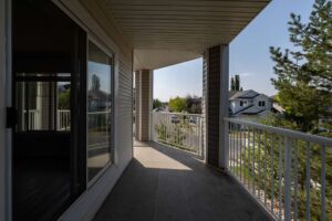 Spacious wraparound patio with lovely views in Larkspur condo