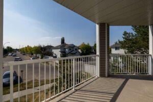 Spacious wraparound patio with lovely views in Larkspur condo
